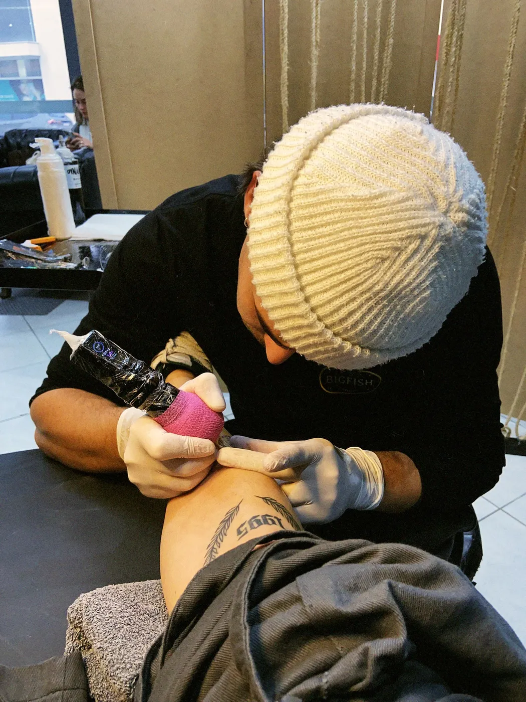 Lipe tatuando, de perto